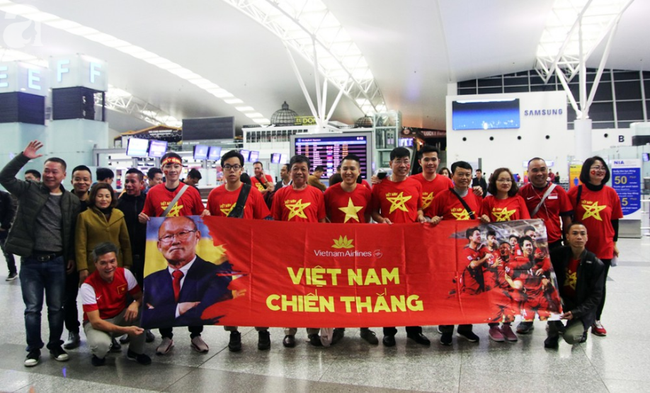 Nhiều CĐV bất chấp mưa rét có mặt tại sân bay Nội Bài từ sáng sớm, lên đường tiếp lửa cho đội tuyển  - Ảnh 2.