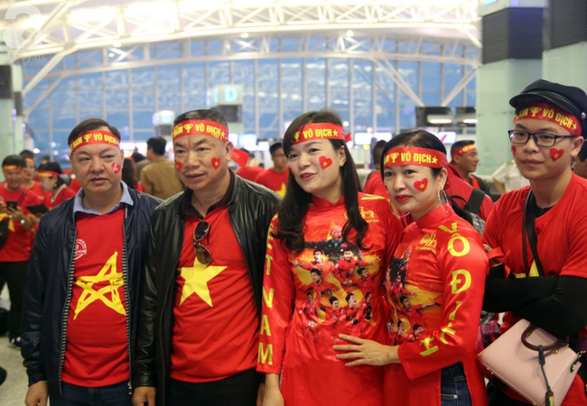 Nhiều CĐV bất chấp mưa rét có mặt tại sân bay Nội Bài từ sáng sớm, lên đường tiếp lửa cho đội tuyển  - Ảnh 7.