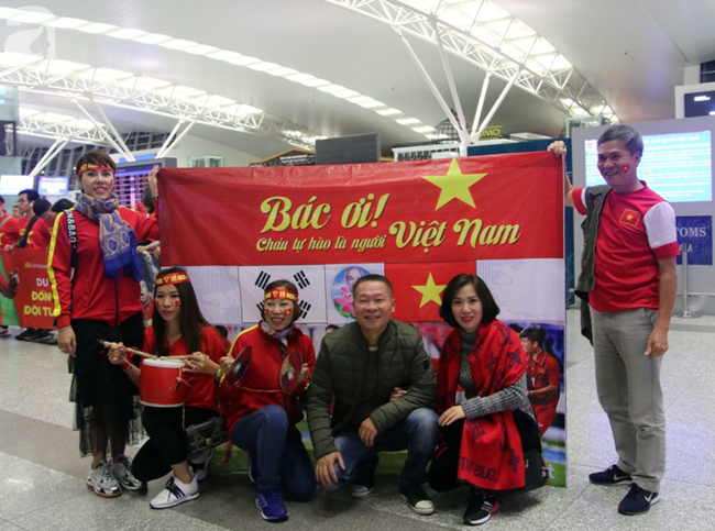 Nhiều CĐV bất chấp mưa rét có mặt tại sân bay Nội Bài từ sáng sớm, lên đường tiếp lửa cho đội tuyển  - Ảnh 4.