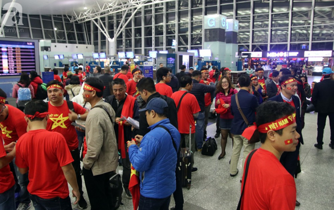 Nhiều CĐV bất chấp mưa rét có mặt tại sân bay Nội Bài từ sáng sớm, lên đường tiếp lửa cho đội tuyển  - Ảnh 12.