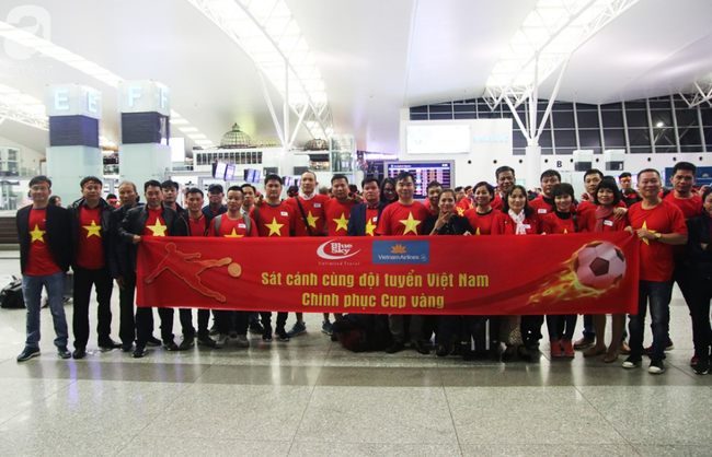Nhiều CĐV bất chấp mưa rét có mặt tại sân bay Nội Bài từ sáng sớm, lên đường tiếp lửa cho đội tuyển  - Ảnh 5.