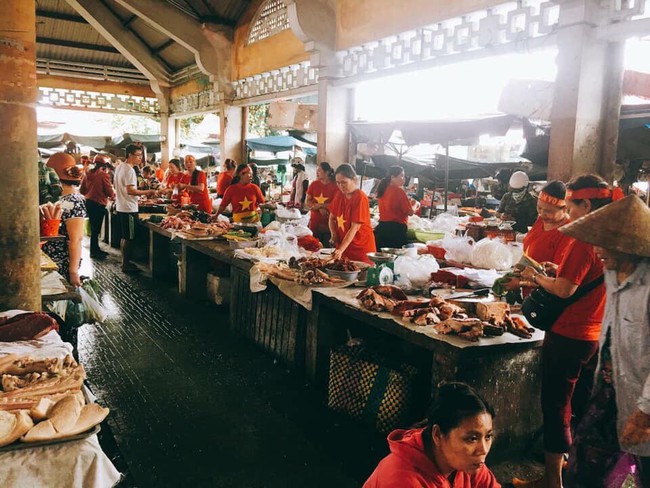 Có một ngày như hôm nay ai cũng vui như Tết, cả khu chợ các dì các mẹ đều mặc áo cờ đỏ sao vàng - Ảnh 2.