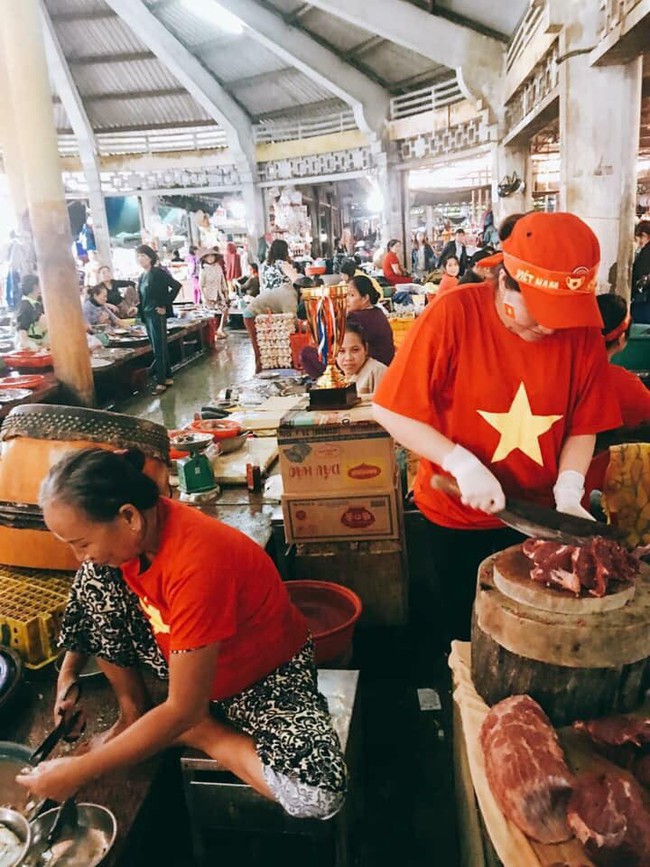 Có một ngày như hôm nay ai cũng vui như Tết, cả khu chợ các dì các mẹ đều mặc áo cờ đỏ sao vàng - Ảnh 5.