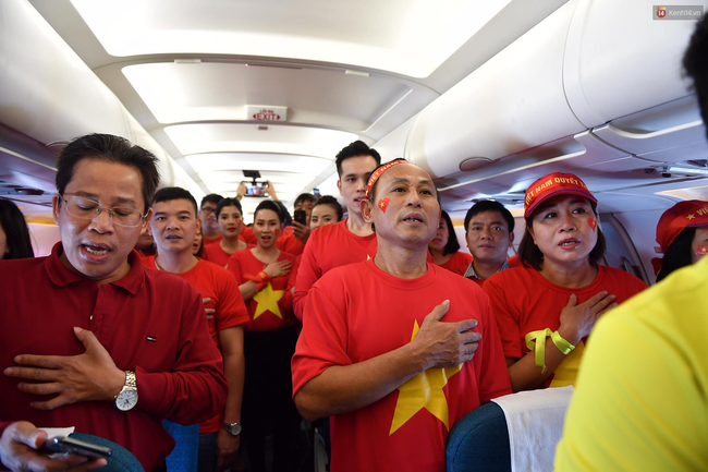 Những chuyến bay đặc biệt từ Hà Nội tới Kuala Lumpur: Cả máy bay đều mặc áo cờ đỏ sao vàng, cùng hát Quốc ca - Ảnh 5.