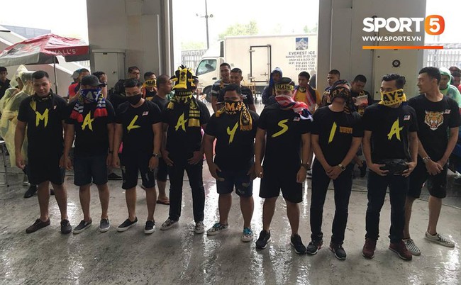 Vượt gió mưa, hàng nghìn cổ động viên có mặt tại sân Bukit Jalil tiếp lửa cho đội tuyển Việt Nam - Ảnh 9. Vượt gió mưa, hàng nghìn cổ động viên có mặt tại sân Bukit Jalil tiếp lửa cho đội tuyển Việt Nam - Ảnh 9.