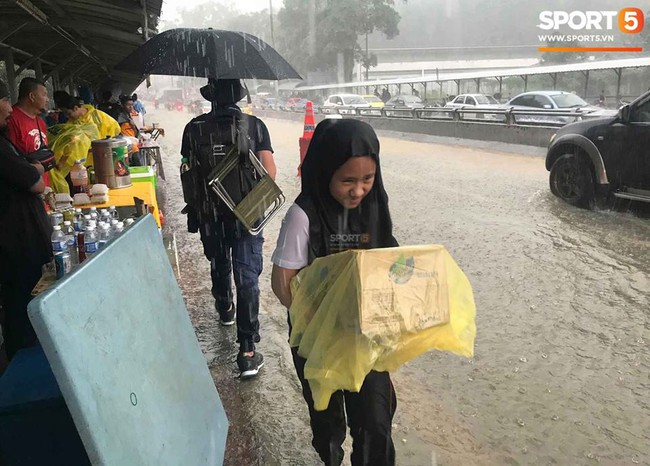 Vượt gió mưa, hàng nghìn cổ động viên có mặt tại sân Bukit Jalil tiếp lửa cho đội tuyển Việt Nam - Ảnh 10.