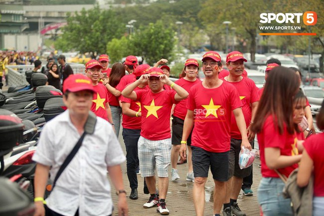 Vượt gió mưa, hàng nghìn cổ động viên có mặt tại sân Bukit Jalil tiếp lửa cho đội tuyển Việt Nam - Ảnh 17.