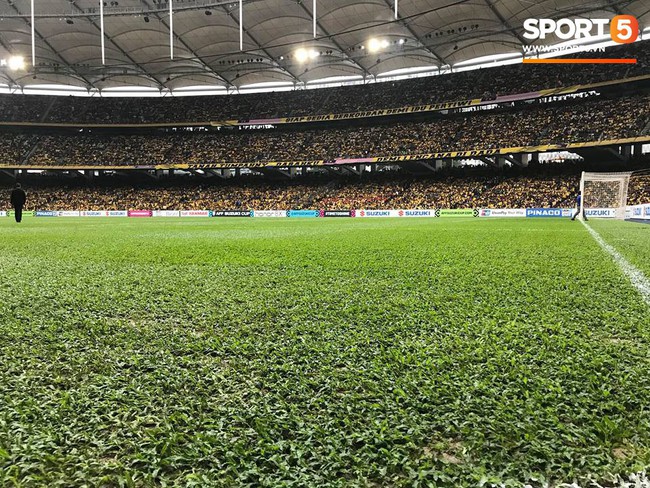 Vượt gió mưa, hàng nghìn cổ động viên có mặt tại sân Bukit Jalil tiếp lửa cho đội tuyển Việt Nam - Ảnh 26. Vượt gió mưa, hàng nghìn cổ động viên có mặt tại sân Bukit Jalil tiếp lửa cho đội tuyển Việt Nam - Ảnh 26.