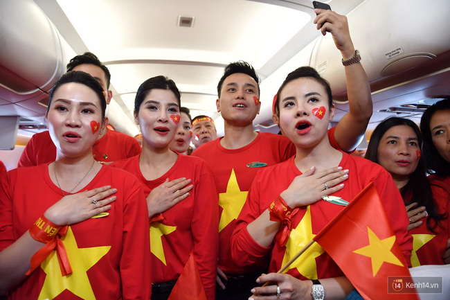 Những chuyến bay đặc biệt từ Hà Nội tới Kuala Lumpur: Cả máy bay đều mặc áo cờ đỏ sao vàng, cùng hát Quốc ca - Ảnh 6.