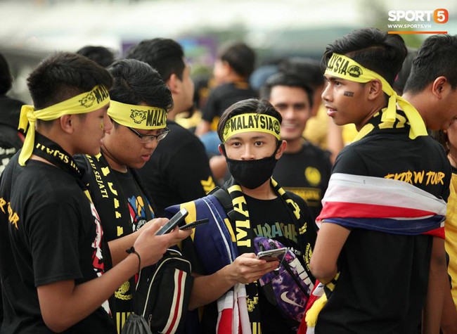 Vượt gió mưa, hàng nghìn cổ động viên có mặt tại sân Bukit Jalil tiếp lửa cho đội tuyển Việt Nam - Ảnh 2.