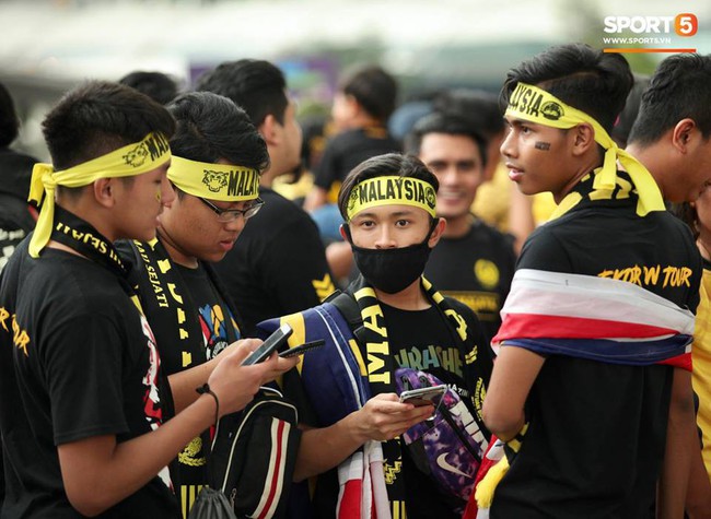 Vượt gió mưa, hàng nghìn cổ động viên có mặt tại sân Bukit Jalil tiếp lửa cho đội tuyển Việt Nam - Ảnh 2. Vượt gió mưa, hàng nghìn cổ động viên có mặt tại sân Bukit Jalil tiếp lửa cho đội tuyển Việt Nam - Ảnh 2.