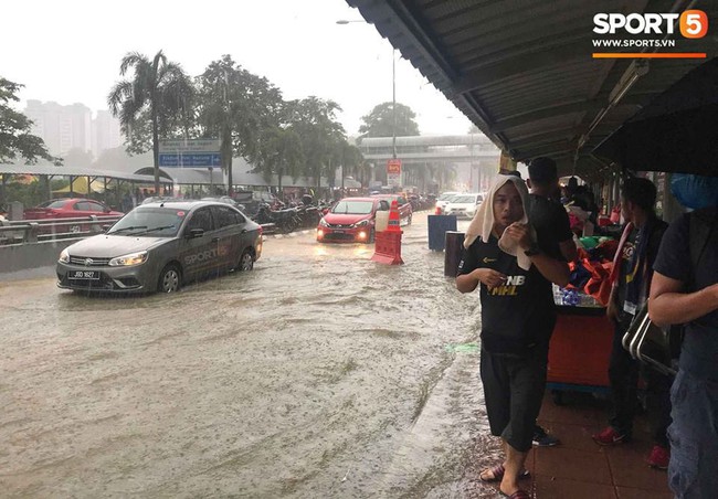 Vượt gió mưa, hàng nghìn cổ động viên có mặt tại sân Bukit Jalil tiếp lửa cho đội tuyển Việt Nam - Ảnh 11.