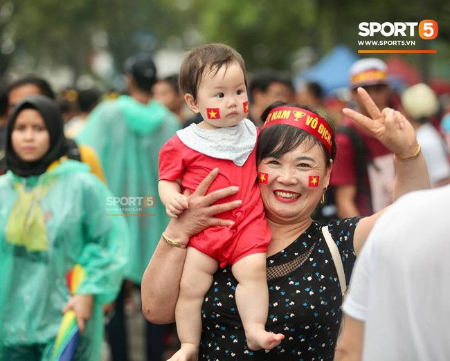 Vượt gió mưa, hàng nghìn cổ động viên có mặt tại sân Bukit Jalil tiếp lửa cho đội tuyển Việt Nam - Ảnh 18.
