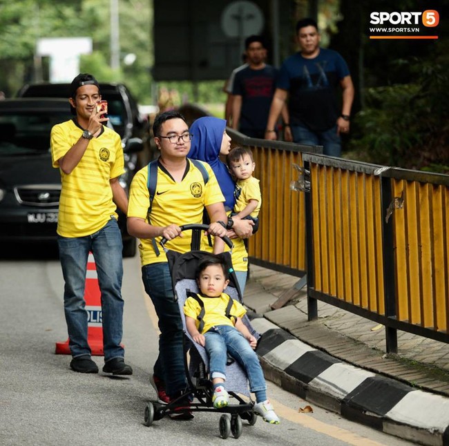 Vượt gió mưa, hàng nghìn cổ động viên có mặt tại sân Bukit Jalil tiếp lửa cho đội tuyển Việt Nam - Ảnh 3.