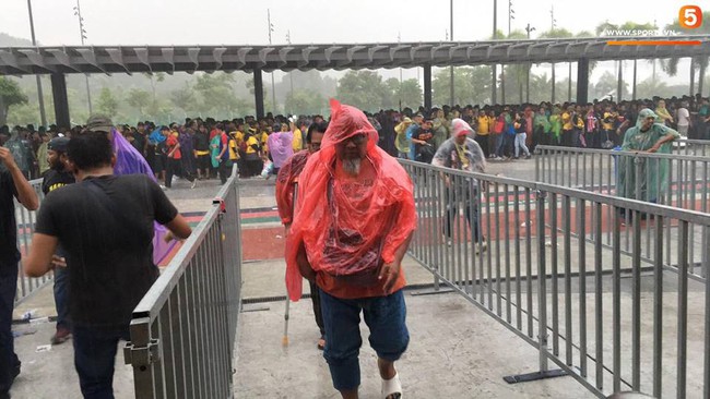 Vượt gió mưa, hàng nghìn cổ động viên có mặt tại sân Bukit Jalil tiếp lửa cho đội tuyển Việt Nam - Ảnh 5.