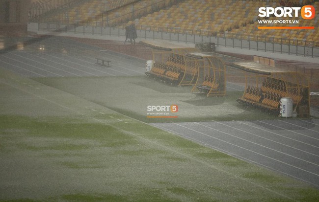 Vượt gió mưa, hàng nghìn cổ động viên có mặt tại sân Bukit Jalil tiếp lửa cho đội tuyển Việt Nam - Ảnh 6. Vượt gió mưa, hàng nghìn cổ động viên có mặt tại sân Bukit Jalil tiếp lửa cho đội tuyển Việt Nam - Ảnh 6.