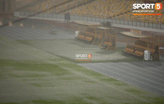 Vượt gió mưa, hàng nghìn cổ động viên có mặt tại sân Bukit Jalil tiếp lửa cho đội tuyển Việt Nam - Ảnh 6.