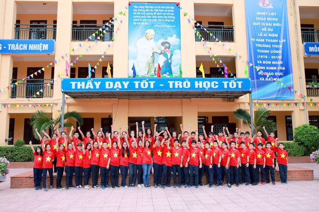Cô trò cùng nhuộm đỏ lớp học để cổ vũ đội tuyển Việt Nam trước thềm trận chung kết lượt đi AFF Cup 2018 - Ảnh 6.