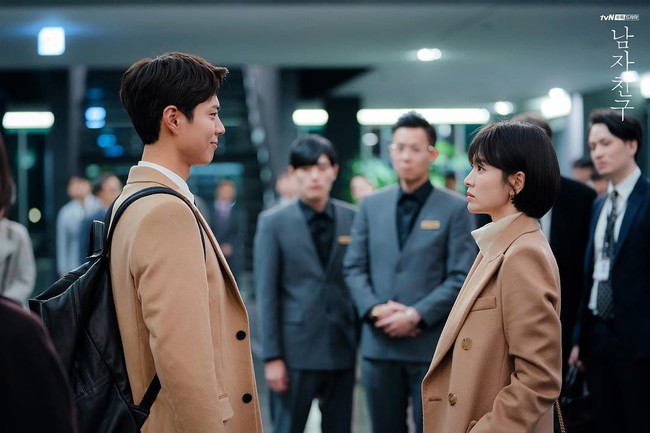 Trong phim bị chê nghèo rớt, không xứng với “chị tài phiệt” Song Hye Kyo nhưng Park Bo Gum toàn mặc đồ hiệu hết đấy - Ảnh 1.