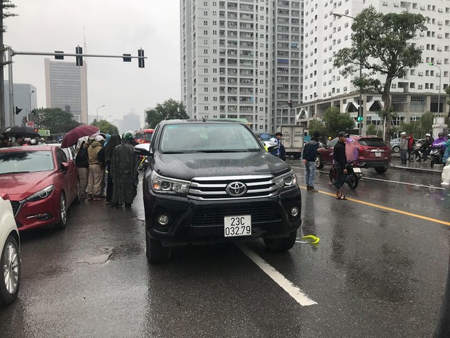 Hà Nội: Va chạm giao thông giữa lúc trời mưa rét, một nạn nhân tử vong tại chỗ - Ảnh 2.