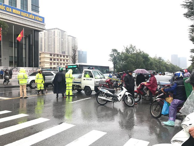 Hà Nội: Va chạm giao thông giữa lúc trời mưa rét, một nạn nhân tử vong tại chỗ - Ảnh 4.