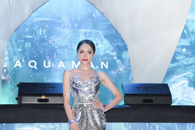 Diện váy lấp lánh, Hoa hậu Hương Giang đẹp rạng ngời khi chụp ảnh cùng Aquaman tại Philippines - Ảnh 4.