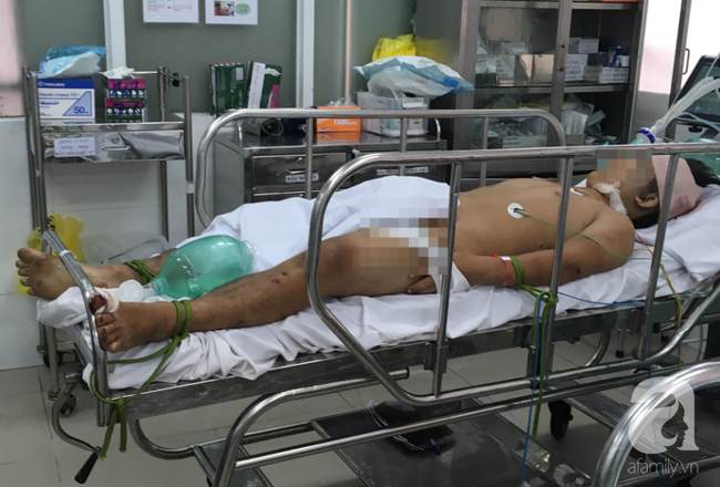 Bến Tre: Đi bão sau trận Việt Nam - Malaysia, chàng trai 17 tuổi đâm xe xuống sông nguy kịch - Ảnh 2.