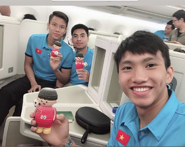 Dàn trai đẹp đội tuyển Việt Nam khoe được quà đặc biệt trên chuyến bay về nước chuẩn bị chung kết lượt về - Ảnh 2.