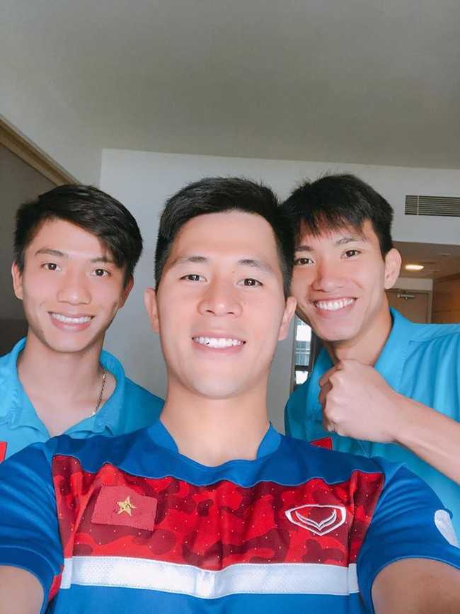 Dàn trai đẹp đội tuyển Việt Nam khoe được quà đặc biệt trên chuyến bay về nước chuẩn bị chung kết lượt về - Ảnh 5.