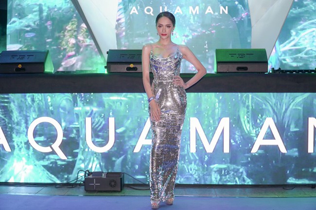 Diện váy lấp lánh, Hoa hậu Hương Giang đẹp rạng ngời khi chụp ảnh cùng Aquaman tại Philippines - Ảnh 5.