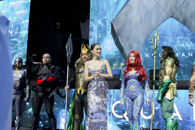 Diện váy lấp lánh, Hoa hậu Hương Giang đẹp rạng ngời khi chụp ảnh cùng Aquaman tại Philippines - Ảnh 8.