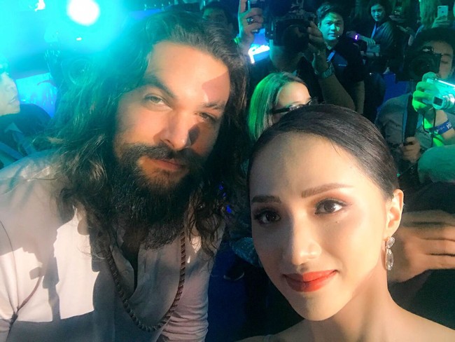 Diện váy lấp lánh, Hoa hậu Hương Giang đẹp rạng ngời khi chụp ảnh cùng Aquaman tại Philippines - Ảnh 6.