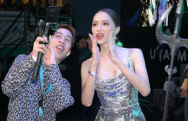 Diện váy lấp lánh, Hoa hậu Hương Giang đẹp rạng ngời khi chụp ảnh cùng Aquaman tại Philippines - Ảnh 7.