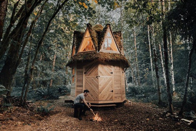 Ngôi nhà nhỏ xíu kiểu cabin xinh đẹp như trong truyện cổ tích nhờ thiết kế mái che đáng yêu - Ảnh 6.