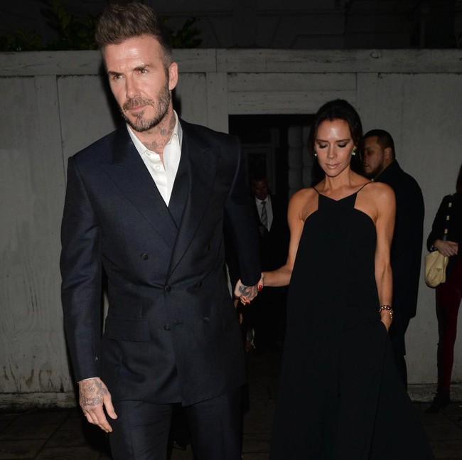 Vợ chồng Beckham nắm chặt tay trước ống kính, nhưng khi vào dự tiệc lại có thái độ khác hẳn - Ảnh 3.