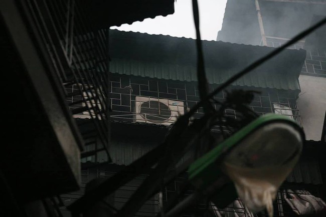 Hà Nội: Cột khói bốc cao hàng chục mét từ quán karaoke bị cháy  - Ảnh 2.