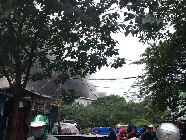 Hà Nội: Cháy lớn gần trụ sở VFF đúng lúc vẫn đang có nhiều người hâm mộ xếp hàng chờ lấy vé trận chung kết - Ảnh 3.