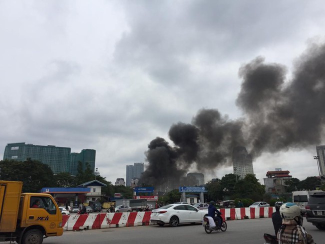 Hà Nội: Cháy lớn gần trụ sở VFF đúng lúc vẫn đang có nhiều người hâm mộ xếp hàng chờ lấy vé trận chung kết - Ảnh 7.