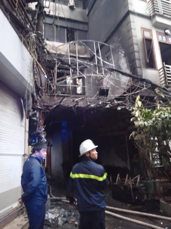 Hà Nội: Cột khói bốc cao hàng chục mét từ quán karaoke bị cháy  - Ảnh 7.