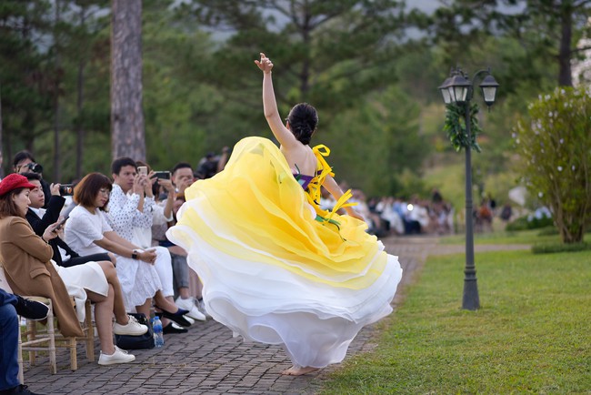 NTK khẳng định Nam Em tự ý cởi giày, đi chân trần và nhảy múa trong show diễn - Ảnh 4.