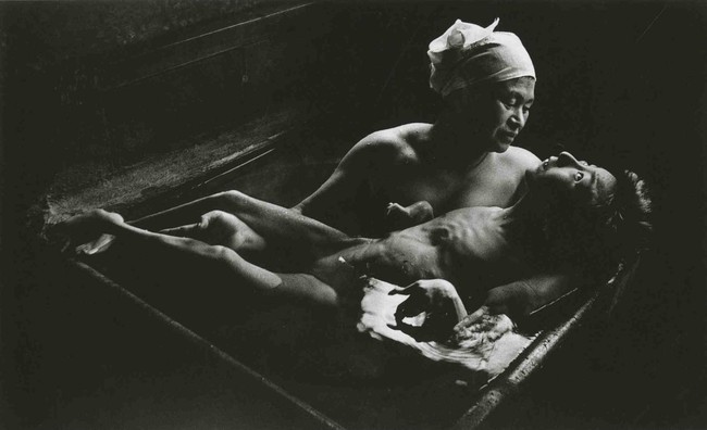 Bức ảnh người mẹ ôm đứa con bị tàn phá trong bồn tắm đã khiến cả thế giới phải rùng mình và sự thật ám ảnh về căn bệnh Minamata - Ảnh 1.