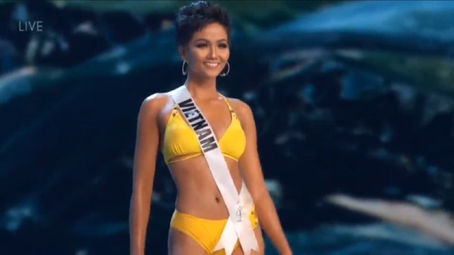HHen Niê khoe vóc dáng nóng bỏng trong đêm bán kết Miss Universe cực hoành tráng - Ảnh 1.