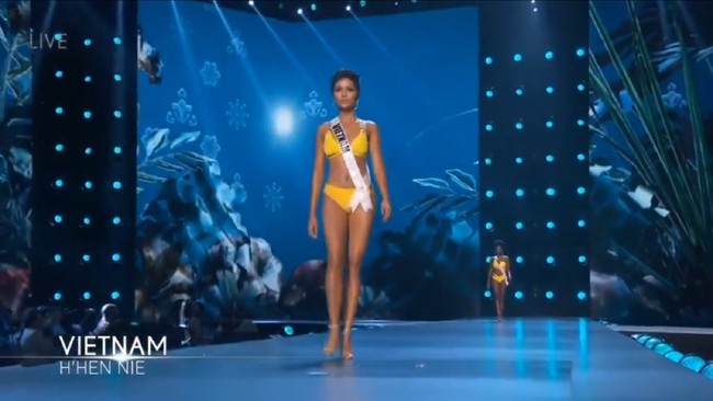 HHen Niê khoe vóc dáng nóng bỏng trong đêm bán kết Miss Universe cực hoành tráng - Ảnh 2.