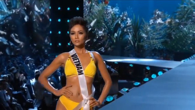 HHen Niê khoe vóc dáng nóng bỏng trong đêm bán kết Miss Universe cực hoành tráng - Ảnh 3.