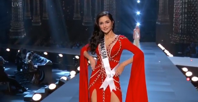 HHen Niê khoe vóc dáng nóng bỏng trong đêm bán kết Miss Universe cực hoành tráng - Ảnh 7.