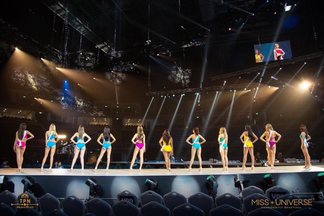 Cận cảnh màn trình diễn trang phục dạ hội như siêu mẫu của HHen Niê tại bán kết Miss Universe 2018 - Ảnh 9.