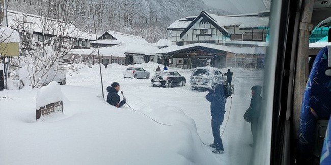 Góc ủ mưu: Tuyết rơi quá mỏng, MC thời tiết Nhật Bản đào hố tuyết rồi chui vào ngồi để trông cho có vẻ khắc nghiệt - Ảnh 2.