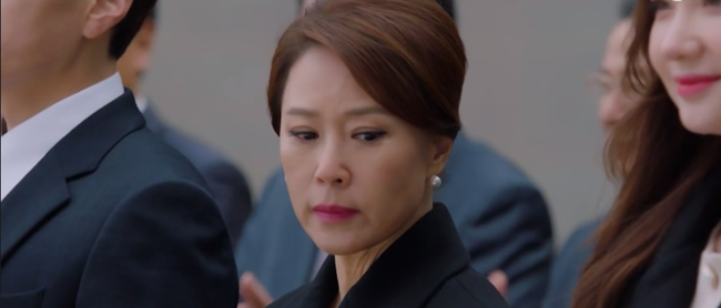 Điểm mặt những nhân vật gây khó dễ cho chuyện tình của phi công trẻ và Song Hye Kyo - Ảnh 6.