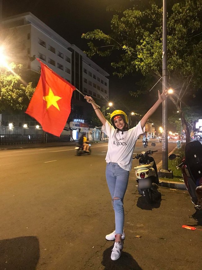 Trở về từ Miss World, Tiểu Vy liên tục xuống đường đi bão ăn mừng 2 chiến thắng vang dội của tuyển Việt Nam. - Ảnh 3.