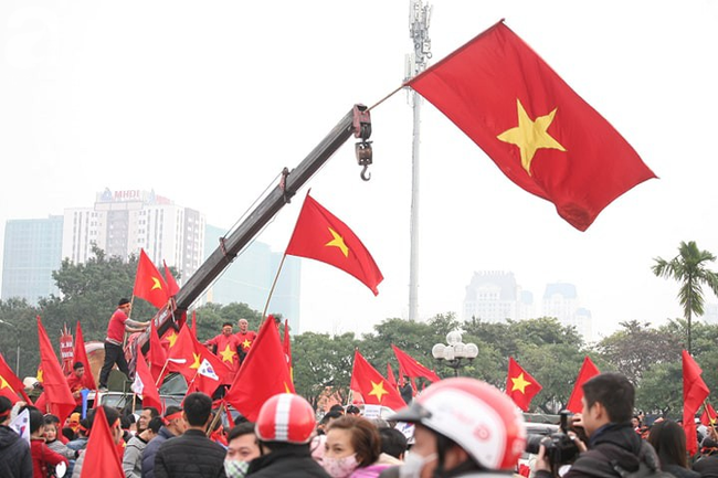 Chung kết AFF Cup: Hàng vạn CĐV đổ ra đường ăn mừng chiến thắng: 10 năm sau, lịch sử lại gọi tên Việt Nam! - Ảnh 33.